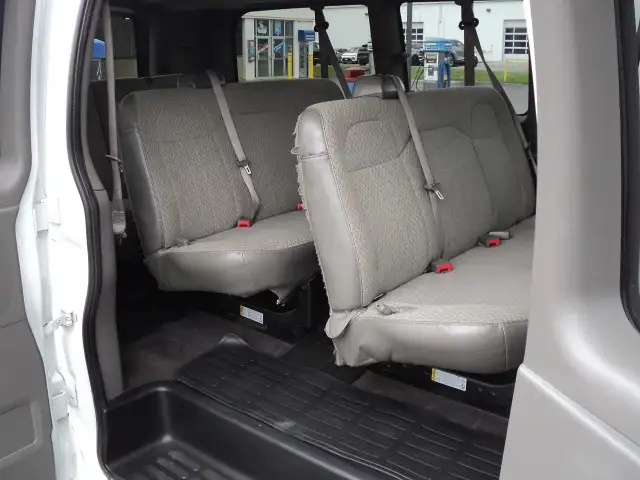 2022 Chevrolet Express 2500 LT RWD 6.6L8cylGas 12Passenger 135"W in Cars & Trucks in Brantford - Image 17