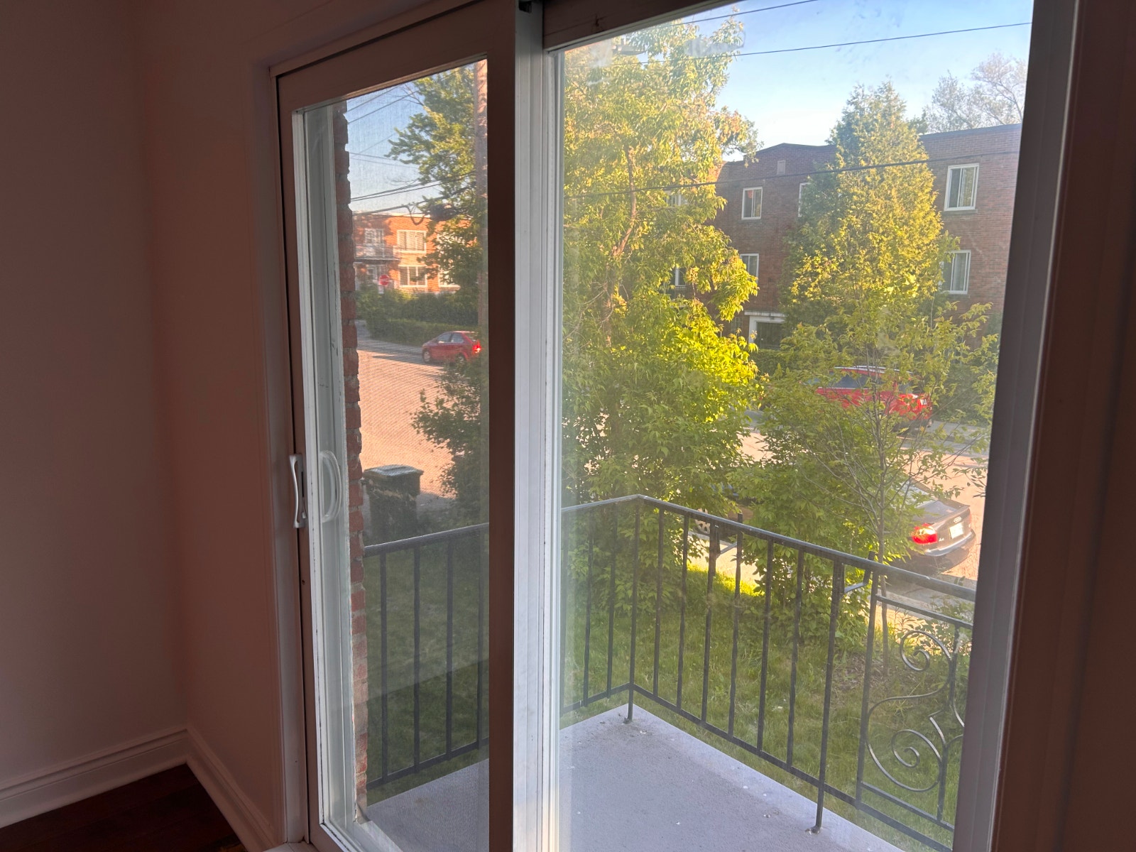 Spacious 4 1/2 NDG 2nd Floor Apt N8 — photo 2