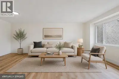 MOVE-IN READY and available for IMMEDIATE POSSESSION! This beautifully renovated bungalow-style town...