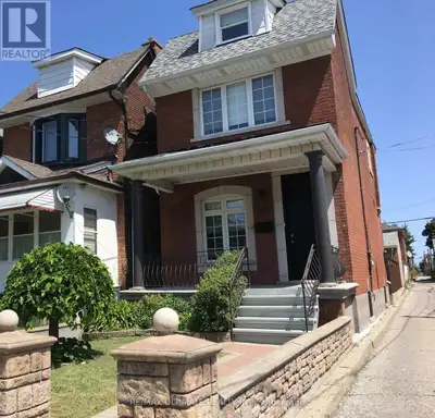Modern 2.5-storey detached house for rent in the heart of Corso Italia! Clean, spacious and filled w...