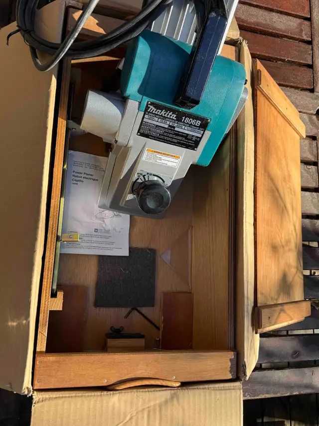 Makita 1806B Planer in Power Tools in Kitchener / Waterloo - Image 2