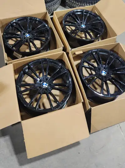 Size: 20x8.5 Bolt Pattern: 5x112 Bore: 66.6mm Offset: 25mm No Curb Rashes, No Bends, No Cracks, Near...