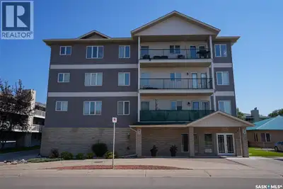 Fantastic 2bdrm 2 bath top floor condo in desirable east area close to all amenities, shopping, scho...