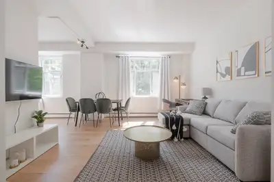 Appartement 5 et demi à louer sur la rue Saint-Georges à Lévis. Situé à proximité du fleuve, de la p...