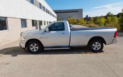 2015 RAM 1500 REGULAR CAB 8FT BOX 5.7 HEMI V8 .ORIGINAL PAINT AND RUST-FREE TRUCK.CERTIFIED.COLD AC....