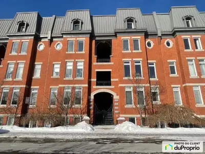 Magnifique unité de 950 pieds carrés détenue en copropriété divise offrant 2 chambres fermées, 1 esp...