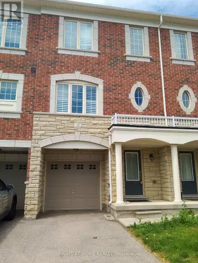 Entire Townhouse In A Friendly Neighbourhood At The Border Of Brampton & Mississauga Ready To Move I...
