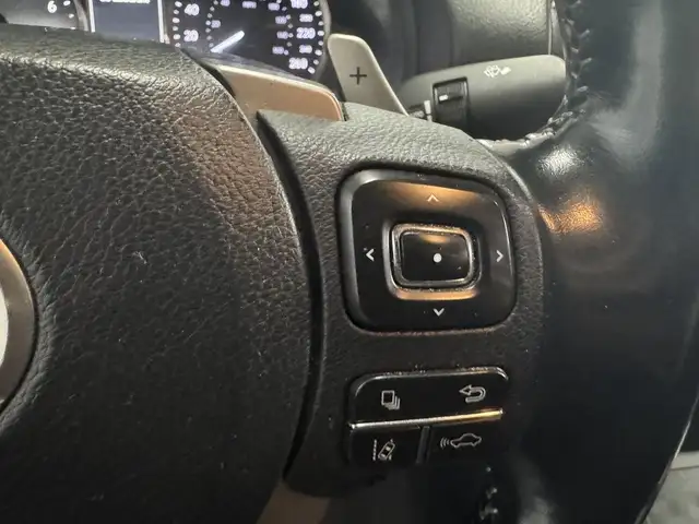 2017 Lexus IS 300 4dr Sdn AWD in Cars & Trucks in Longueuil / South Shore - Image 19