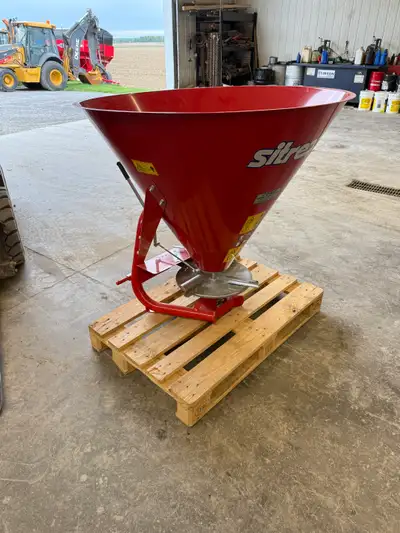 Brand New Fertilizer Spreaders !!! Made In Italy Hopper Capacity : 338 Liters / 89.5 USA Gallon Max...