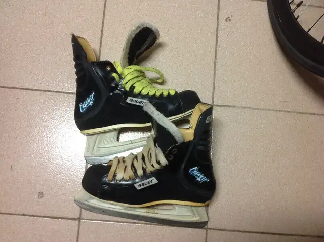 Figure & hockey skates , helmet,palms ,skate sharpening machine in Skates & Blades in City of Toronto - Image 8