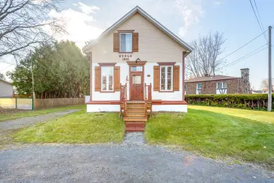 À vendre à Saint-Charles-Borromée : charmante propriété de 3 chambres, 1 salle de bain, sur un terra...