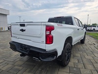 2024 Chevrolet Silverado 1500 LT Trail Boss Crew Cab 4x4 with the 5.3L V8 and only 46,231kms! Clean... (image 4)