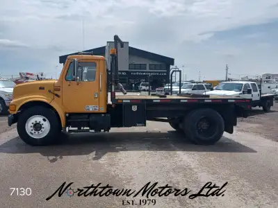 1995 IHC Flat Deck -Dt 466 -Allison Automatic -Regular Cab -Air Brakes -Tandem Axle -8000 Front -175...