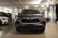 This Toyota HIGHLANDER has a strong Intercooled Turbo Regular Unleaded I-4 2.4 L/146 engine powering... (image 1)