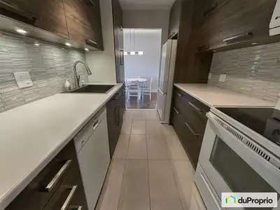 Condo au dernier étage (6e), structure de béton, très bien divisé, tout rénové en 2015, thermopompe...