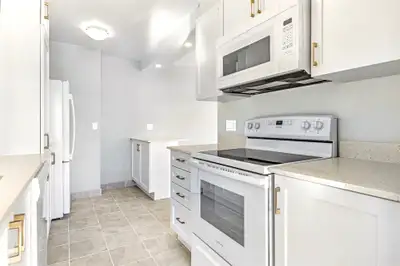 1 Bedroom, 1 Bath Suite with a formal dining area with open concept kitchen! Building Overivew Exper...