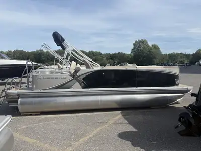 Check out our 2023 Q-Series Flex Sport Pro (Black) powered by a Mercury 115 ELPT 4S. This unit comes...