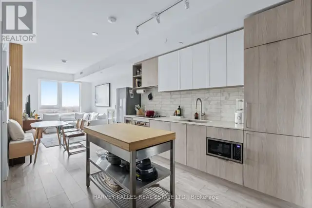 1602 - 2020 BATHURST STREET Toronto (Humewood-Cedarvale), Ontari in Condos for Sale in City of Toronto - Image 2