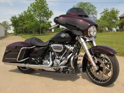 ONLY 2,000 KM - Incredible Midnight Crimson / Vivid Black This Outstanding 2022 Street Glide Special...
