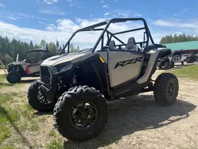SPORT TRIM INCLUDES: 29" tires, 15" aluminum wheels Dual-sweep analog dials w/ 4" LCD RZR XP STANDAR...