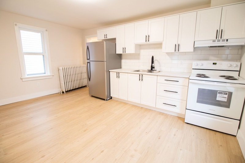 **NEWLY RENOVATED** 3 BEDROOM HOUSE IN WELLAND!! Long Term Rentals