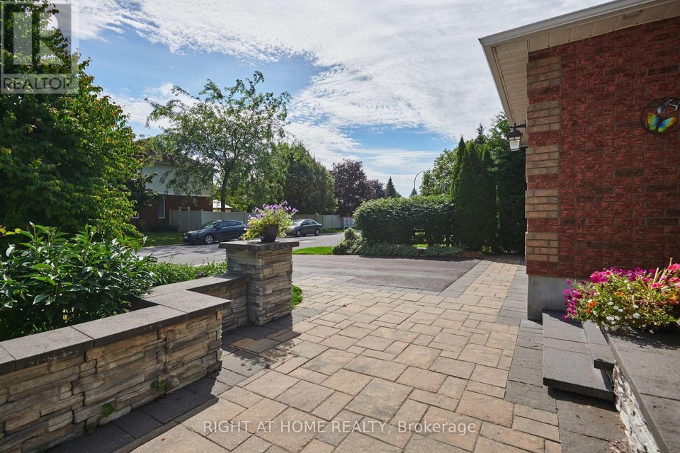 31 FORILLON CRESCENT Ottawa, Ontario 4