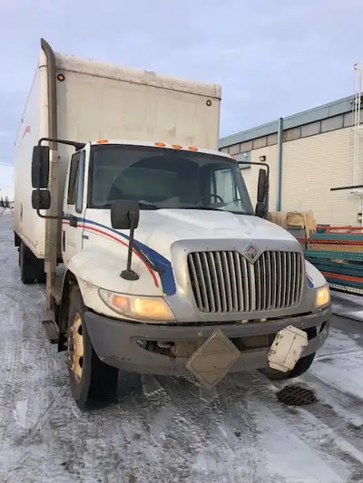 This truck is ready to work 2009 International Durastar 4300 5 ton 24' box truck. Single axle Maxxfo...