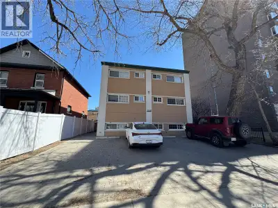 Experience the ease of urban living in this fantastic, move-in-ready bachelor suite! Located on the...
