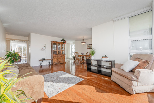 Stylish Condo: 3 Beds, 2 Baths - 19 Woodlawn Rd E #203, Guelph!! in Houses for Sale in Guelph - Image 4
