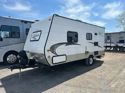 The 2014 Coachmen Clipper 17FQ is a lightweight, 20-foot-4-inch travel trailer designed for easy tow...