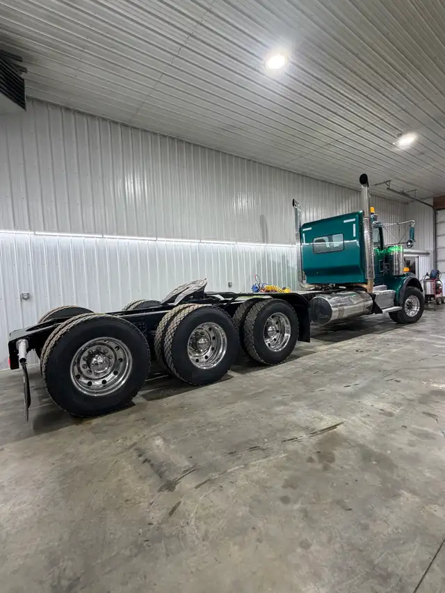2017 Kenworth T800 Tridrive in Heavy Trucks in Prince Albert - Image 3