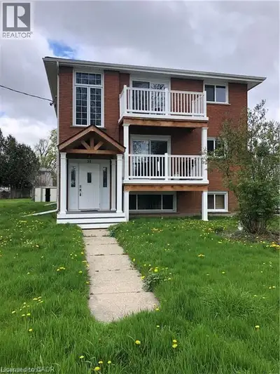 A MUST TO SEE! Welcome to 29 Pontiac Street upper unit. This modern carpet free and renovated 2 bedr...