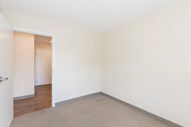 Student Rooms Available Steps From Laurier!! - Furnished Rooms!! in Room Rentals & Roommates in Kitchener / Waterloo - Image 8