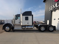 1 Owner 2019 Kenworth W900B With Cool Pack Wet Kit KMS: 481,143 HRS: 18,336 Over $39,000 just spend... (image 8)