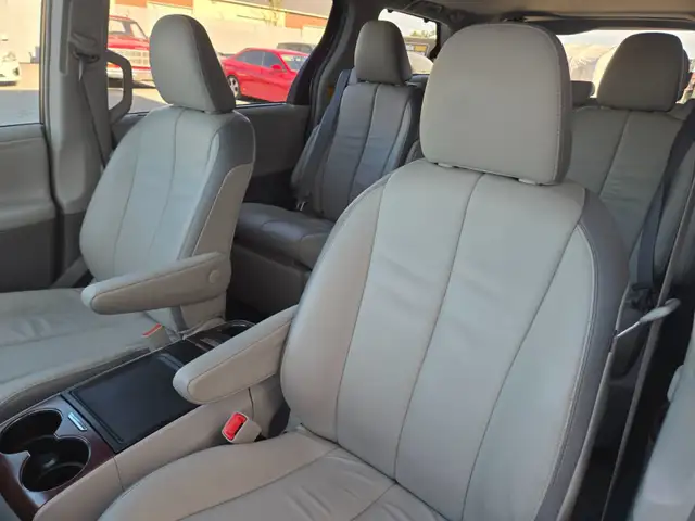 2014 Toyota Sienna LIMITED / AWD / SUNROOF / LEATHER 7 PASSAGER in Cars & Trucks in West Island - Image 17