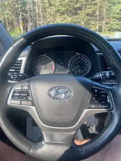 2017 Hyundai Elantra - Only 73,000 kms dans Autos et camions dans Moncton - Image 6