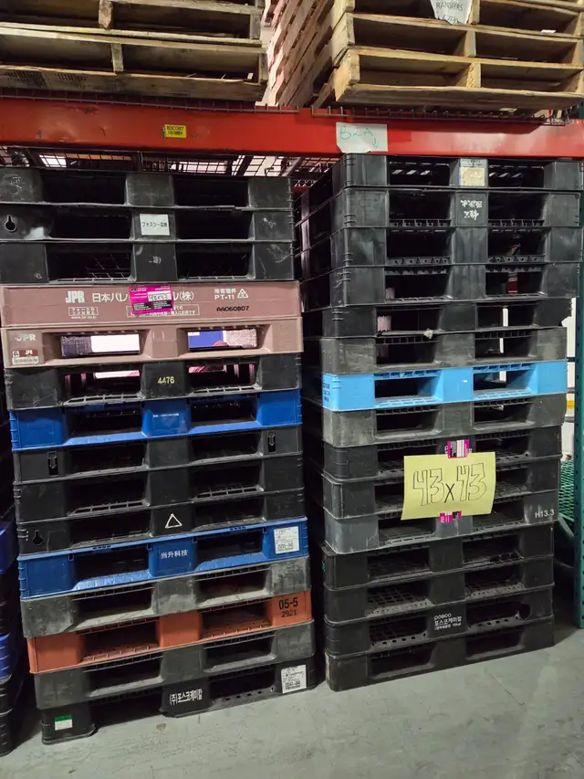 Good pallets and plastic skids here matching stacks too in Storage & Organization in Mississauga / Peel Region - Image 4