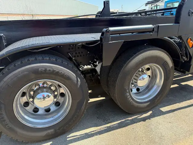 2016 Mack GU813 Granite Tandem Axle Roll Off Truck in Heavy Trucks in Oakville / Halton Region - Image 13