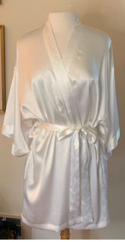 VICTORIA'S SECRET “I do” White Satin BRIDE  Robe -NEW with Tags! in Wedding in Oakville / Halton Region - Image 3