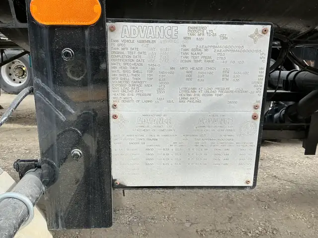 2012 ADVANCE 32000L Quad/A Pup Tank Trailer in Heavy Equipment in St. Albert - Image 6