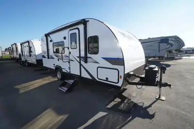 Welcome to Longhaul Trailer Sales Inc 2026 Gulf Stream Vista Cruiser 19RBS Another popular couples f...