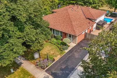 Price: $899,000 / $3,411/mo This is it! A home with a pool in South Mississauga for under a million,...