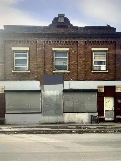 4A//Winnipeg/retail grocery or restaurant opportunity, with living above three rooms 600 each main f...