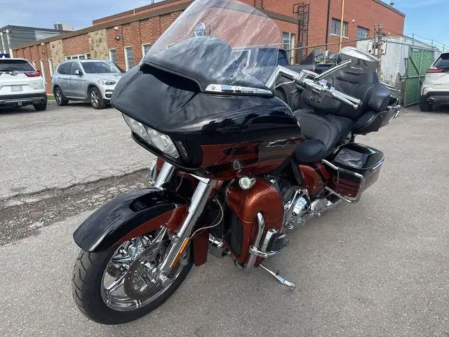 2015 Harley-Davidson CVO Road Glide ~ SUPER CLEAN ~ 110CI ~ ROAD in Sport Touring in City of Toronto - Image 4