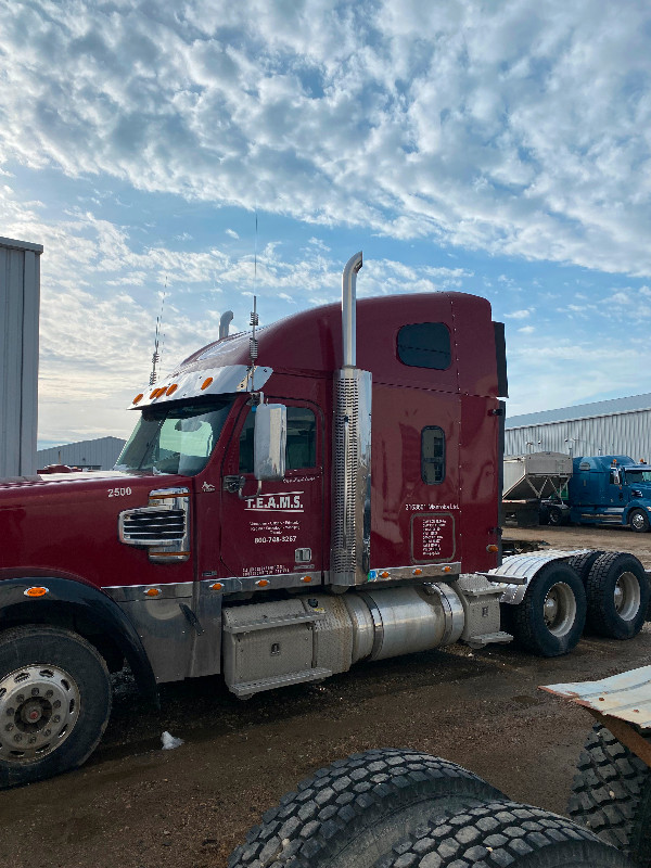 2012 Freightliner Coronado in Heavy Trucks in Lethbridge - Image 4