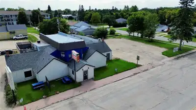 R39//Carman/Seize this rare opportunity to own and operate a fully equipped restaurant & lounge in t...