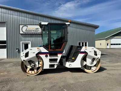 Rouleau double à asphalte avec Cabine A/C Moteur Volvo Diesel Seulement 1052 Hres Financement dispon...