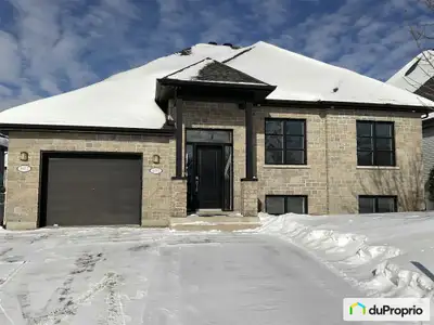 Très belle propriété située à Mirabel secteur Saint-Janvier. Fraichement peinturé et prêt à aménager...