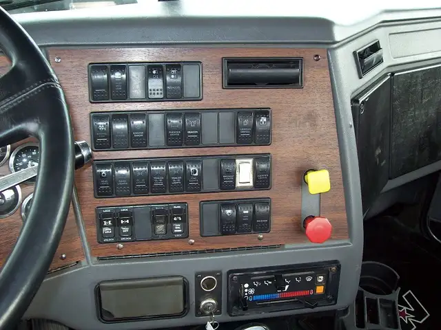 2000 Western Star 4964 FX Daycab in Heavy Trucks in Burnaby/New Westminster - Image 10