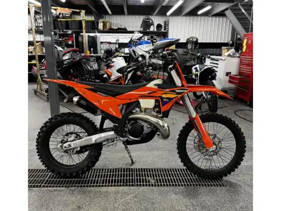 2026 KTM 300 XC KTM 300 XC 2026 Les photos peuvent être à titre indicatif et sans inscription. Les p...